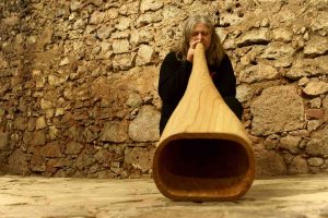 DeinKlangRaum Christian Sendtner mit dem Didgeridoo